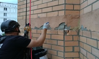 Обследование фасада здания в Сосновом Боре в октябре